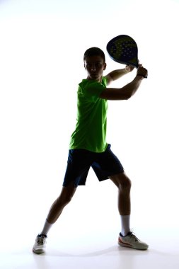 Padel atleti, ters vuruş hazırlama silueti. Spor eğitimi kavramı, teknik şemalar, atletik duruş eğitimi, marka görselleri, kulüp reklamcılığı ve motivasyon kaynakları.