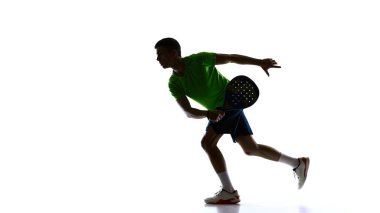 Padel oyuncusu ileri doğru hareketli vuruş silueti pozu. Spor terfisi, koçluk posterleri, teknik arızalar, kulüp markalaşması, rekabetçi atlet gelişimi ve motivasyon görselleri kavramı.