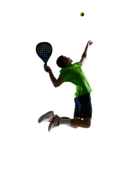 Patlayıcı atletlerin havaya sıçraması silueti ezer. Koçluk kılavuzları, turnuva posterleri, kıdemsiz eğitim tanıtımı ve performans analiz materyalleri için felç tanıtımı kavramı.