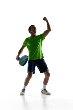 Padel atlet gücü siluet kuvveti verir. Spor uygulamaları, gösterge panelleri, markalı dijital reklamlar, ekran ekranları ve modern çevrimiçi platformlar için esnek varlıklar için kahramanlık kavramı.