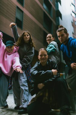 Sokak dansı grubu açık havada kendine güvenini sergiliyor. Gençlik pazarlaması, marka özgünlüğü, toplum oluşturma, yaşam tarzı mesajlaşması, dijital hikaye anlatma, yaratıcı kampanyalar.