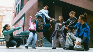 Sokak dansçıları kişisel stil ve özgürlüğü ön plana çıkarıyorlar. Yaşam tarzı reklamcılığı, moda yaşam tarzı, marka iletişimi, duygusal bağlantı, yaratıcı hikaye anlatımı, gençlik kültürü.