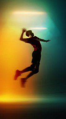 Voleybolcunun yüksek atlama hareketlerinin modaya uygun dijital tasarımı bir saldırıya hazırlanıyor. Saldırı tekniği kavramı, vücut koordinasyonu, skor hareketi, profesyonel rekabet görselleri.