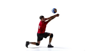 Düşük savunma pozisyonunda voleybol oyuncusu beyazı izole etti. Hazırlık, beklenti, savunma stratejisi, takım oyunu görsel, spor analitik içeriği, taktiksel düşünce, farkındalık kavramı.