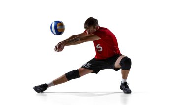 Voleybol oyuncusu, dizlerinin üstüne çökerek topu alıyor. Hassas kontrol kavramı, teknik doğruluk, yetenek gösterisi, koçluk görselleri, spor reklamları ve rekabet promosyonu..