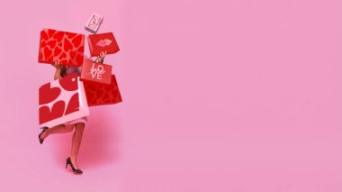 Çoklu alışveriş torbalarını dengeleyen kadınla dinamik sanat eserleri. Sevgililer günü perakende aciliyeti, tatil alışverişi davranışı, ekommerce reklam görselleri, mevsimsel satış tanıtımı, tüketici yaşam tarzı.