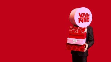 Kırmızı arka planda büyük hediye kutuları tutan adamın cesur sanat eserleri. Sevgililer Günü perakende tanıtımı, hediye teslimatı reklamları, mevsimlik ekomünans kampanyası, romantik satış pazarlaması, tatil fotokopi alanı..