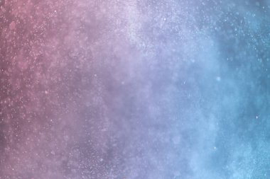 Pastel pembe ve mavi bokeh arkaplan, pürüzsüz bir değişim ve parıldayan ışık dokusu. Düzen için dengeli negatif boşluk ve esnek kopyalama alanı içeren rüya yüzeyi.