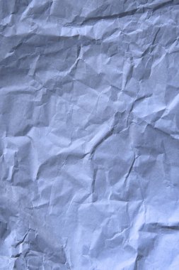 Mavi buruşmuş kağıt dokusu, anlamlı kıvrımlar ve doğal kıvrımlar. Yaratıcı düzenler için organik negatif alan ve esnek kopya alanı sağlayan dokunsal soyut arkaplan.