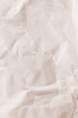 Yumuşak bej kağıt dokusu, ince kırışıklıklar ve doğal mat kaplama. Nötr arkaplan dengeli negatif alan ve tipografi ve markalaşma için açık kopya alanı sunuyor.