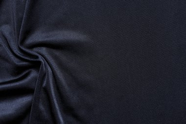 Yumuşak kıvrımları ve ince kumaş tanecikleriyle koyu mavi tekstil yüzeyi. Yumuşak ışık dokuyu ve akışı güçlendirir. Negatif arkaplan ve premium tasarım için geniş kopya alanı ile zarif arkaplan.