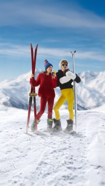 Dağlarda kayak yapan ve kış içkisi içen iki kadının neşeli kompozisyonu. Kayak kültürü kavramı, kış tatili, dostluk kutlaması, açık hava rahatlaması ve dağlık yaşam tarzı markalaşması..