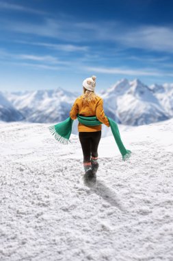Karlı dağlarda yalnız yürüyen bir kadının sakin sanat eserleri. Sakin kış seyahati kavramı, tek başına keşif, kişisel yansıma, yavaş açık hava yolculuğu ve huzur dolu dağlık alan manzarası..