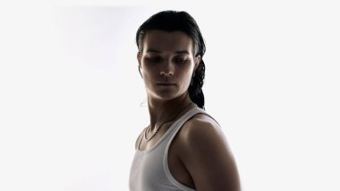 Stüdyoya beyaz arka planda bakan bir adam portresi. Cilt iyileştirme, kozmetik tedavi sonuçları, dermatoloji hizmetleri, sağlık rutinleri ve sağlık hizmetleri markalaşması.