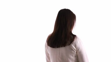 360 döngü sekansında kameraya bakan bir kadın. Çevrimiçi yayın içeriği kavramı, dijital dergi kapağı, etkileşimli medya projeleri ve çağdaş medya platformları için büyüleyici hikaye anlatımı.