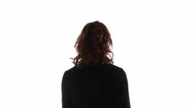 Siyah bluzlu genç bir kadın beyaz arka planda tek başına dolaşıyor. Kapsamlı hikaye anlatma kavramı, editoryal görseller, dijital dergiler ve anlatım odaklı medya projeleri.