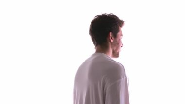 Beyaz arka planda dönen stüdyo sahnesinde kameraya gülümseyen bir adam. İşveren markası, liderlik hikayesi, takım tanıtımı görselleri ve kurumsal güven oluşturma kavramı.