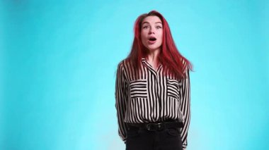 Mavi stüdyo arka planında saf mutluluğu ifade eden neşeli bir kadın. Yaşam tarzı reklamcılığı, pozitif marka mesajlaşması, ecommerce promosyonu, sosyal medya reklamları, müşteri ilişkileri kampanyaları.