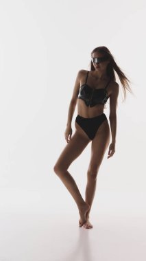 Stüdyoda fütürist iç çamaşırı giyen yüksek moda kadın modeller. Yenilikçi güzellik kampanyaları, moda yenilikçiliği görsel, lüks editörlük stili, modern marka iletişimi kavramı.