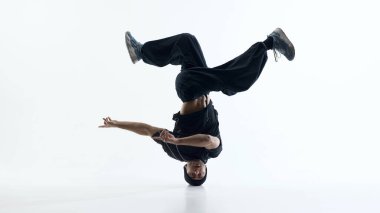 Breakdance baş destekli, uzuvları beyaz arkaplanda izole edilmiş. Dinamik spor görselleri, gençlik yaşam tarzı markalaşması ve yaratıcı hareket tasarım kaynakları kavramı.