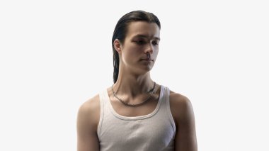 Stüdyoya bakan adam portresi beyaza izole edilmiş. Kişisel yansıma görselleri, zihinsel sağlık içeriği, yaşam tarzı hikaye anlatımı, editörlük düzeni ve modern markalaşma kullanımı kavramı.