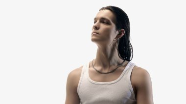 Stüdyoya bakan bir adam portresi. Arzu görselleri kavramı, gelecekteki düşünce içeriği, kişisel büyüme mesajları, editoryal tasarım ve markalaşma kampanyaları.