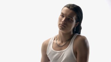 Beyaz arka planda izole edilmiş rahat bir ifadeyle insan portresi. Sakinleştirici cilt bakım ürünleri, hassas cilt bakımı, sağlıklı markalaşma, kozmetik reklamcılık ve kişisel bakım görselleri kavramı.