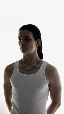 Stüdyoda kameraya bakan adam portresi beyaza izole edilmiş. Profesyonel cilt bakımı, erkek kozmetik ürünleri, cilt bakımı, cilt bakımı hizmetleri ve sağlık iletişimi kavramı.