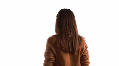 Beyaz arka planda 360 döngü sırasında kameraya bakan kadın. VR öğrenme ortamı kavramı, yumuşak beceri gelişimi, eğitim ve eğitim platformları için insan etkileşimi simülasyonu.