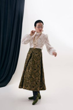 Klasik şair kıyafetini vurgulayan bir kadının klasik moda portresi. Zamansız zarafet kavramı, eski tarz ilham kaynağı, kadınsı duruş, moda editörü ve miras teması.