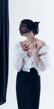 Romantik stüdyo portresi için şaircore, köprücük kemiğine dokunan kadına ilham verdi. Duygusal hikaye anlatımı görselleri, yavaş moda markalaşması, güzellik reklamları ve sanatsal yayın alanları kavramı.