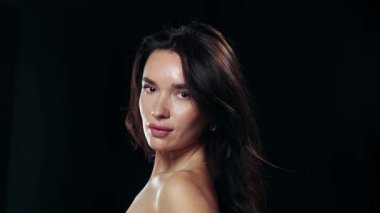 Siyah arka planda dalgalı saçlı esmer kadının moda portresi. Üst düzey güzellik, saç bakım, lüks markalaşma kampanyası ve dergi kapağı tasarımı kavramı.