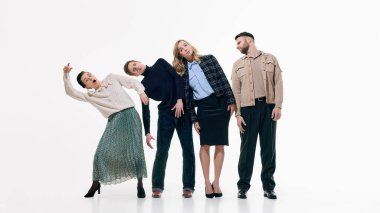 Beyaz arka planda senkronize pozlarda yan yatmış dört kişi. Uyumluluk kavramı, sosyal nüfuz, arkadaş baskısı, birlik ve kolektif davranış.