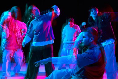 Hip hop dansçıları müzik reklamcılığı, gece hayatı tanıtımı, eğlence markalaşması ve gençlik kültürü pazarlaması için neon ışıklandırma ve hareket bulanıklığı ile sokak dansı koreografisi yapıyorlar.