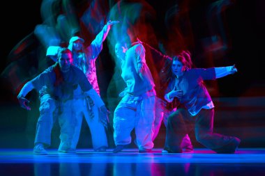 Müzik videosu reklamcılığı, gece hayatı markalaşması, eğlence kampanyaları ve gençlik kültürü tanıtımı için neon ışıklandırma ve hareket bulanıklığı ile hip hop koreografisi yapan bir dans grubu.