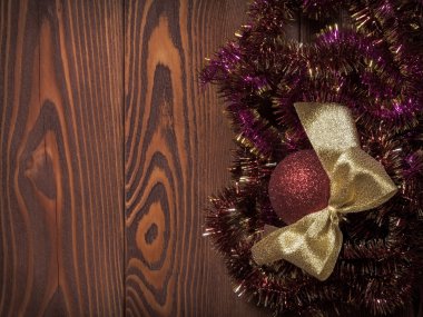 Ahşap arka plan üzerinde köknar ağacı topu