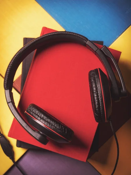 yığın kitap kulaklıklar