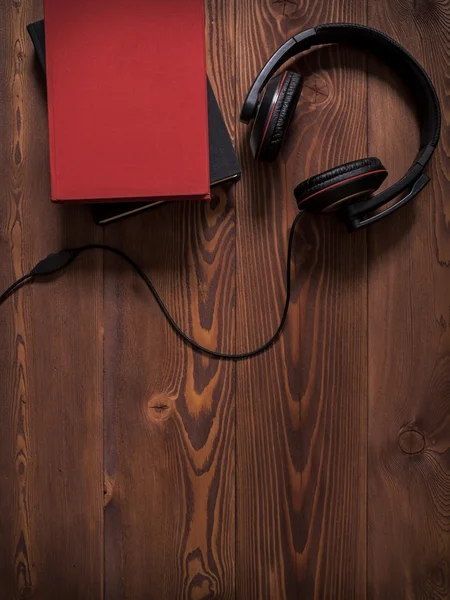 Pilha de livros com fones de ouvido — Fotografia de Stock