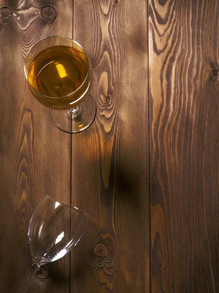 Стакан вина на столе — стоковое фото