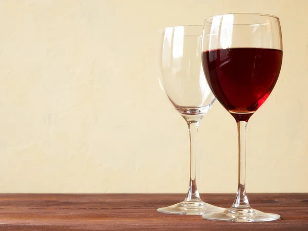 Masada bir kadeh şarap.