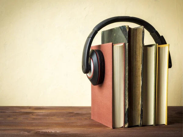 Σωρός από βιβλία με ακουστικά — Φωτογραφία Αρχείου