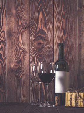 Şenlikli ruh hali. Şarap ve hediyeler masada