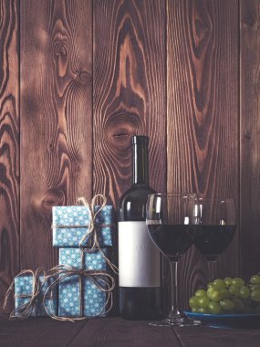 Şenlikli ruh hali. Şarap ve hediyeler masada