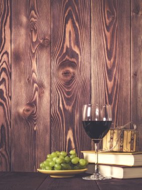 Şenlikli ruh hali. Şarap ve hediyeler masada