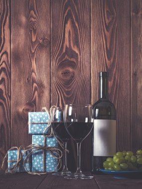 Şenlikli ruh hali. Şarap ve hediyeler masada