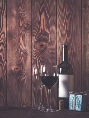 Şenlikli ruh hali. Şarap ve hediyeler masada