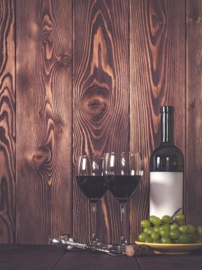 Şenlikli ruh hali. Şarap ve hediyeler masada