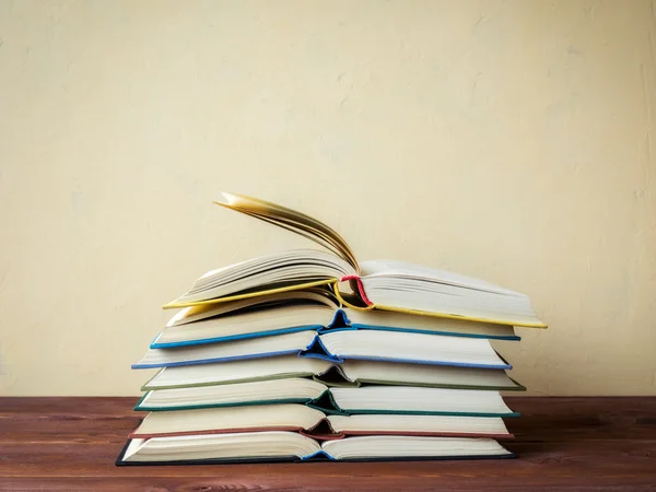 Masanın üzerinde yatan kitaplar — Stok fotoğraf