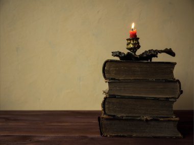 Masanın üzerinde yatan kitaplar