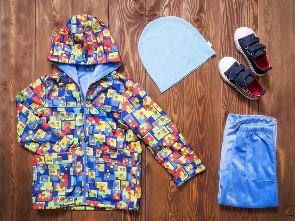 Ahşap arka plan üzerinde bebek giysileri